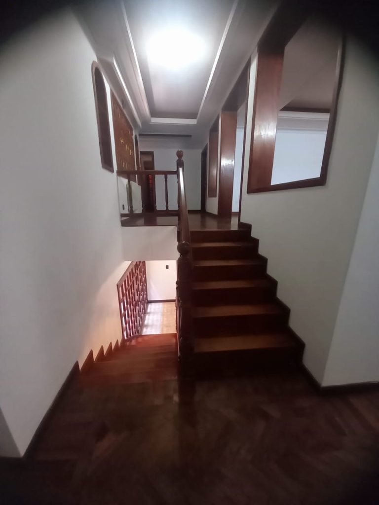 Casa de lujo, con diseño madera interna