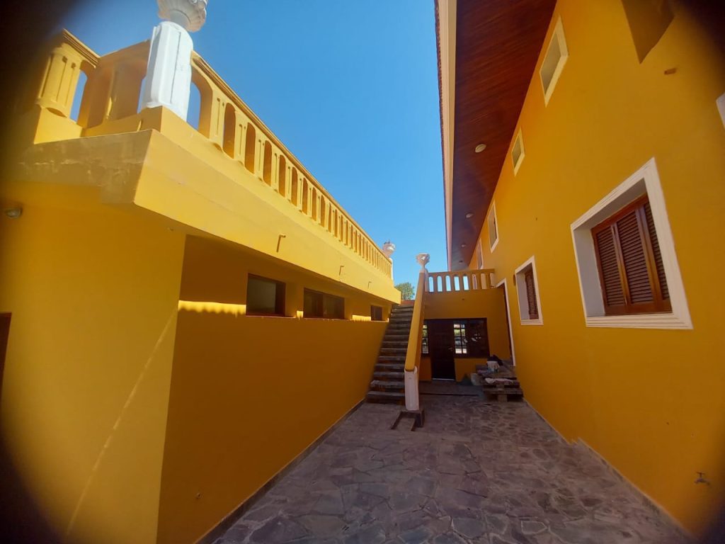 Casa de lujo, con diseño madera interna