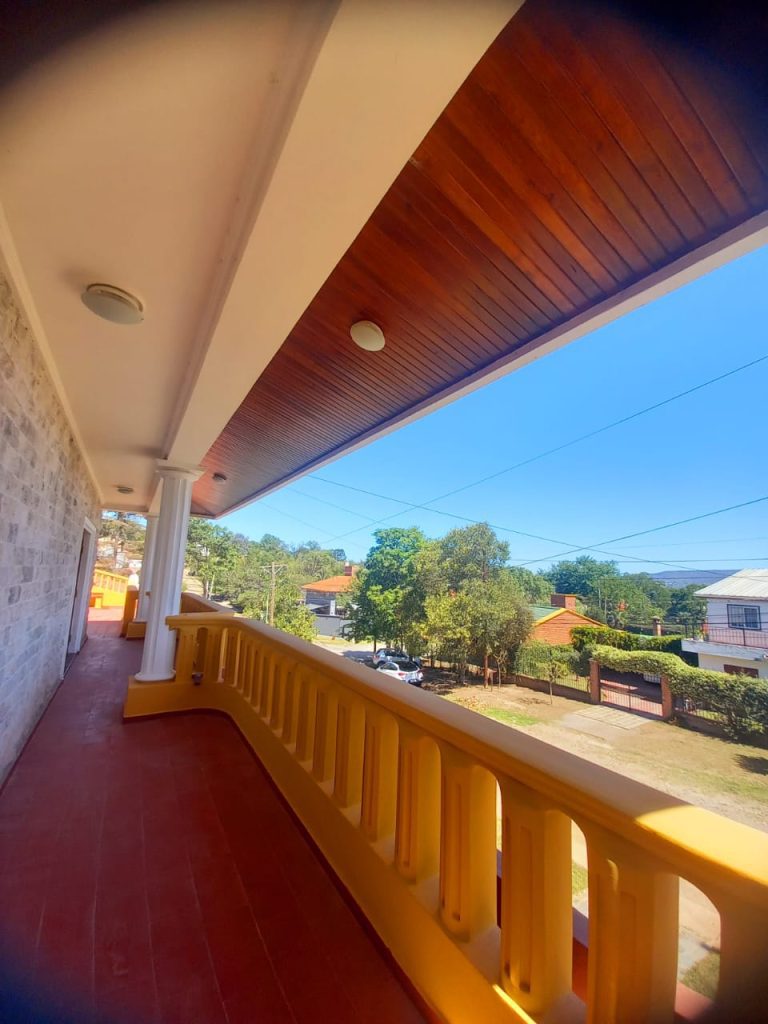Casa de lujo, con diseño madera interna