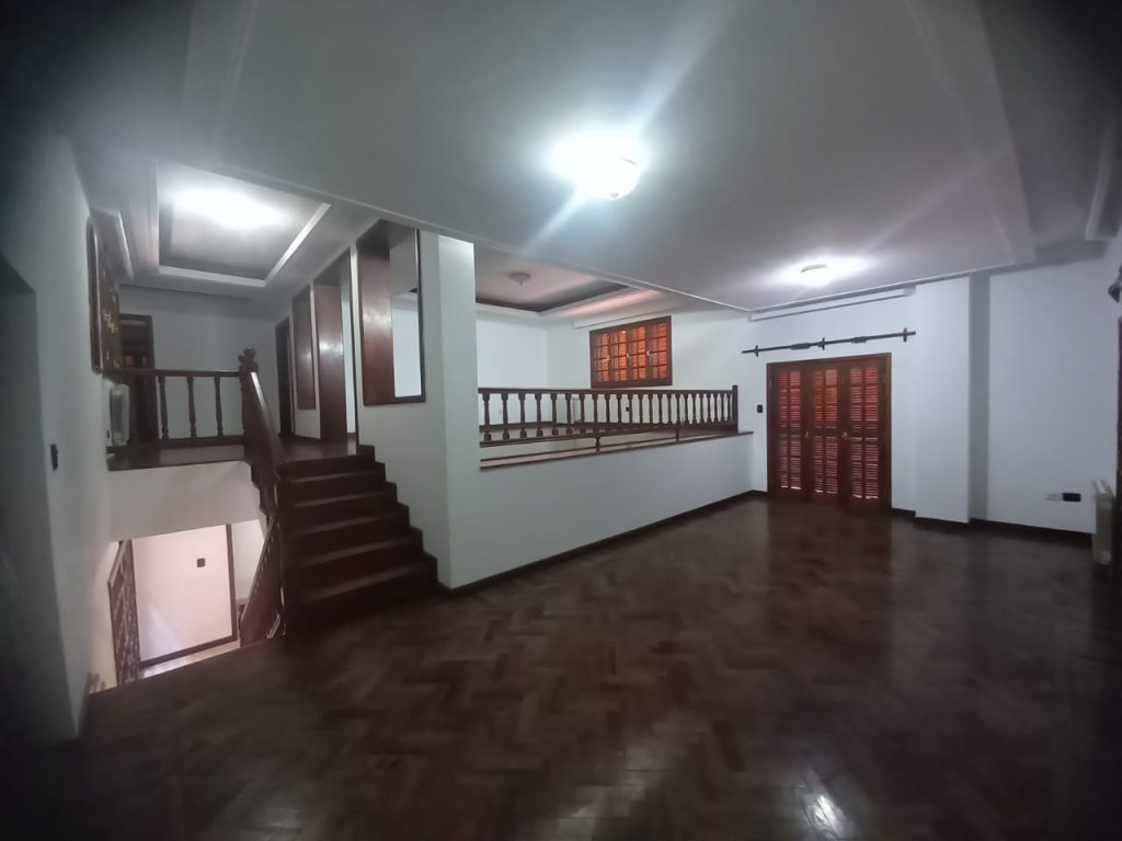 Casa de lujo, con diseño madera interna