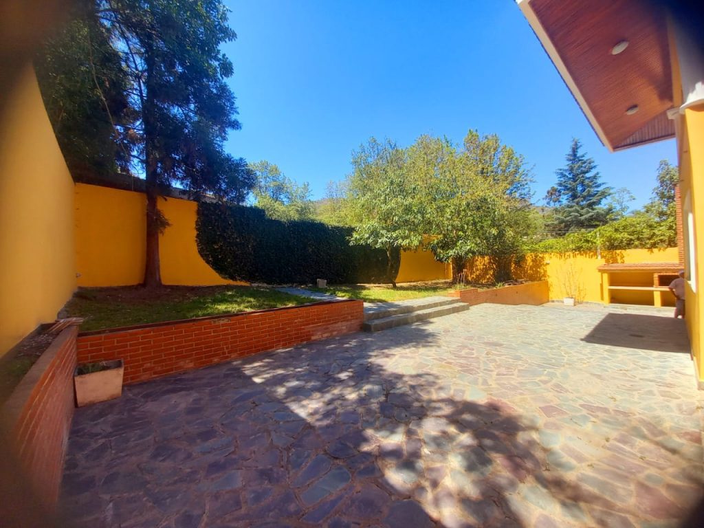 Casa de lujo, con diseño madera interna