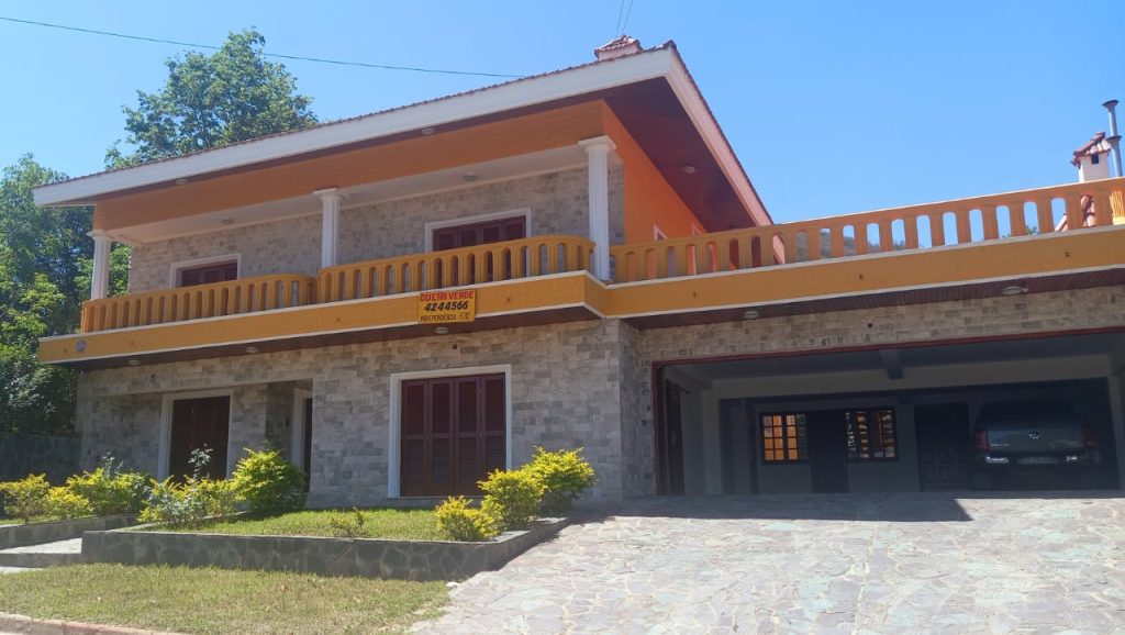 Casa de lujo, con diseño madera interna