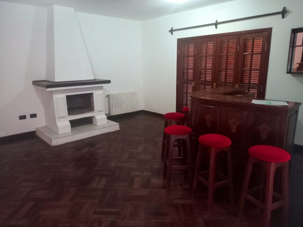 Casa de lujo, con diseño madera interna