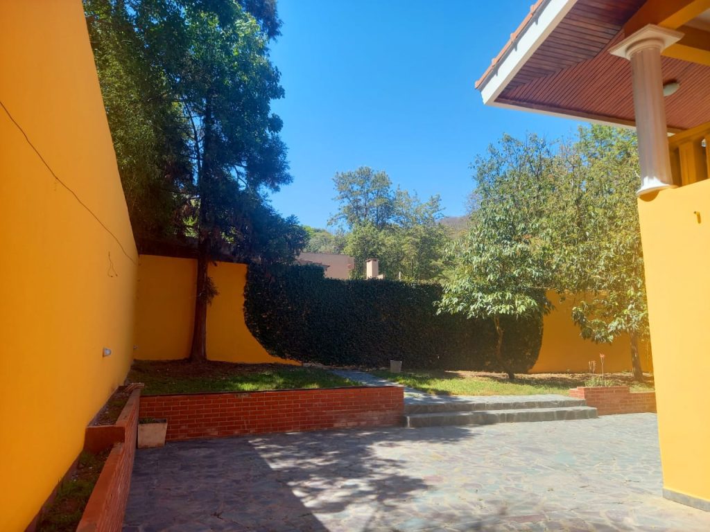 Casa de lujo, con diseño madera interna