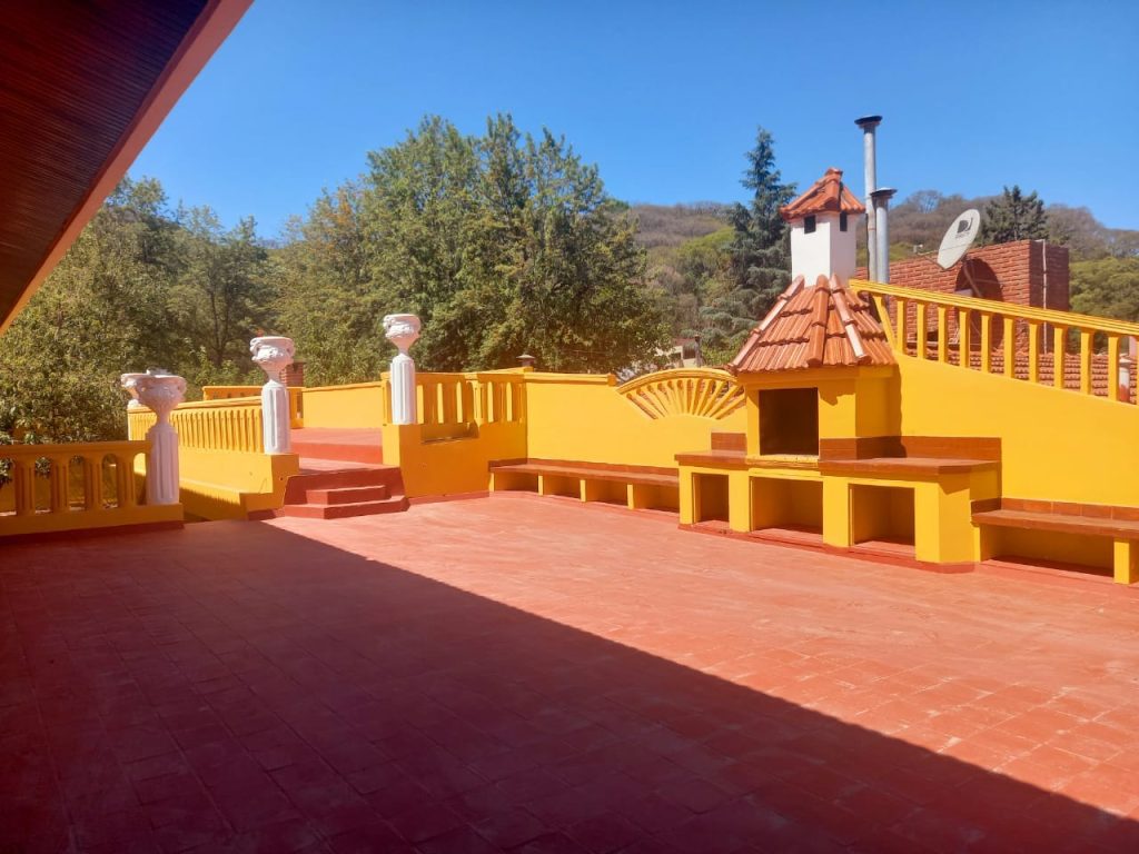 Casa de lujo, con diseño madera interna