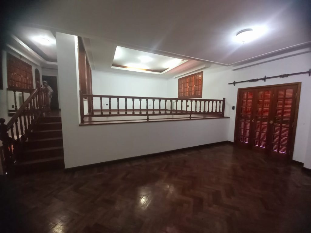 Casa de lujo, con diseño madera interna