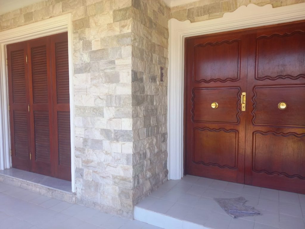 Casa de lujo, con diseño madera interna