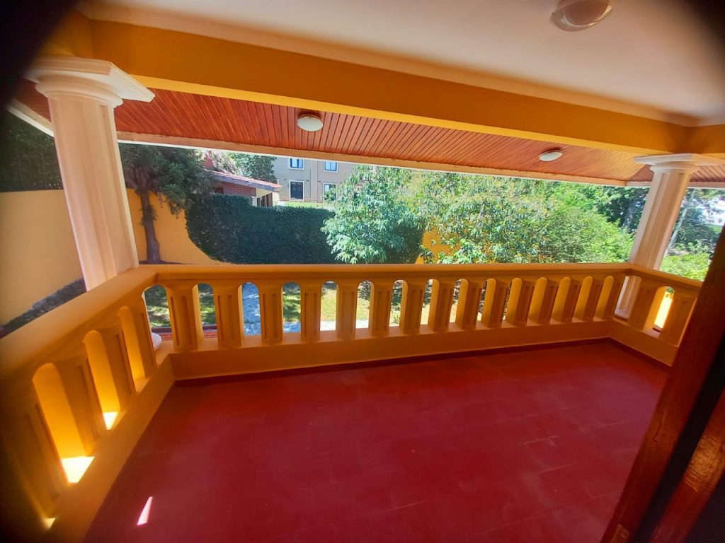 Casa de lujo, con diseño madera interna