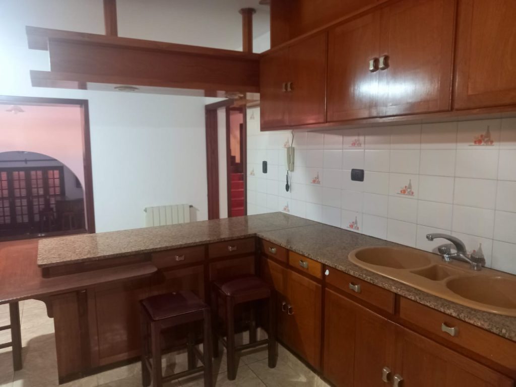 Casa de lujo, con diseño madera interna