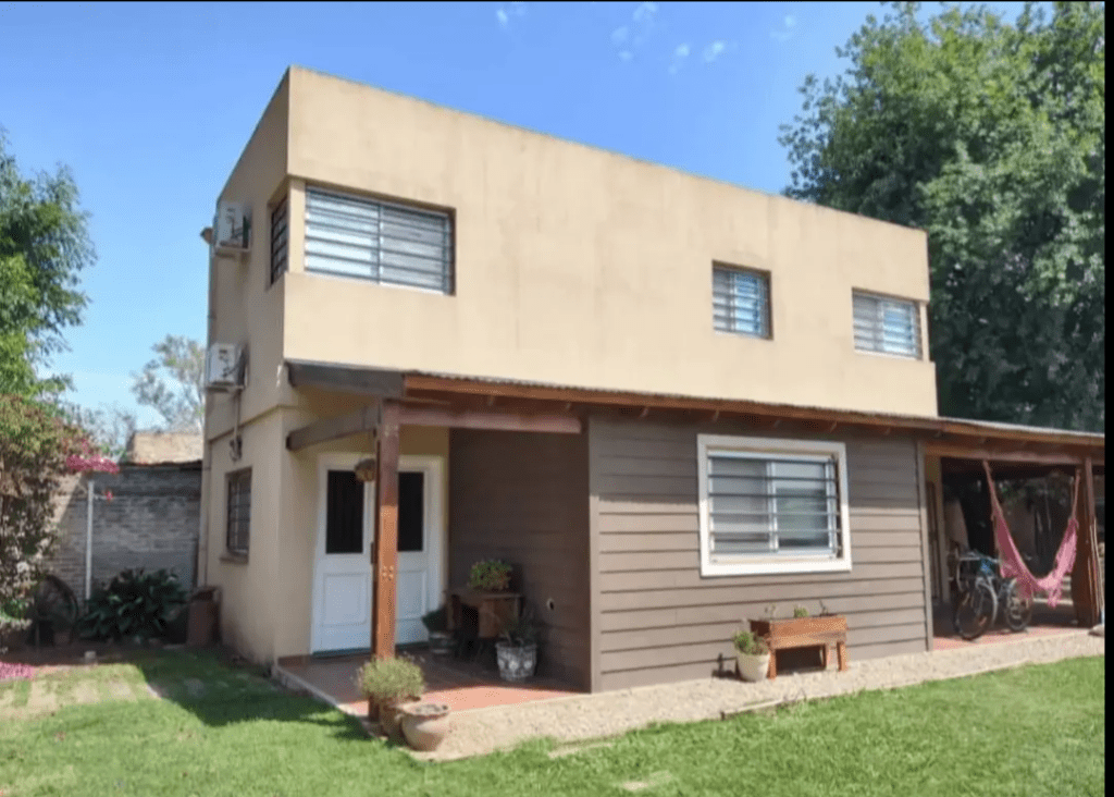 VENDO CASA CON PILETA