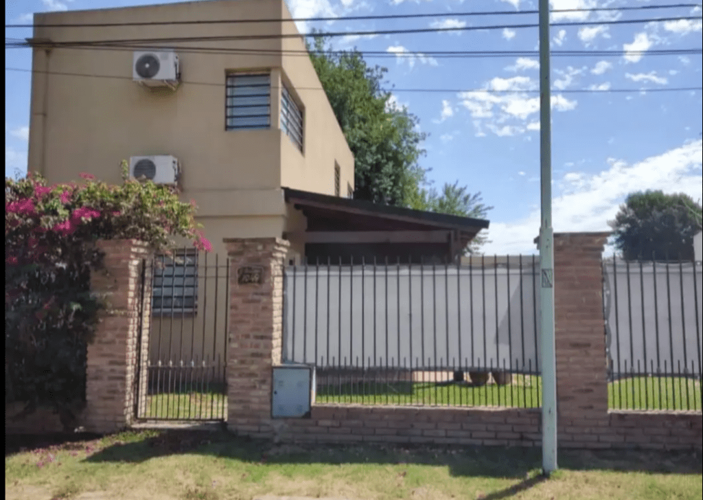 VENDO CASA CON PILETA