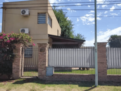 VENDO CASA CON PILETA