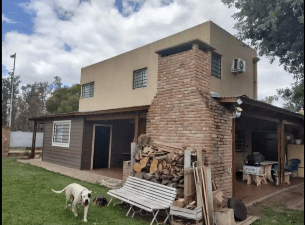 VENDO CASA CON PILETA