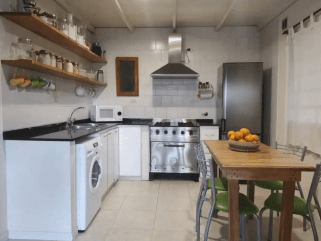 VENDO CASA CON PILETA