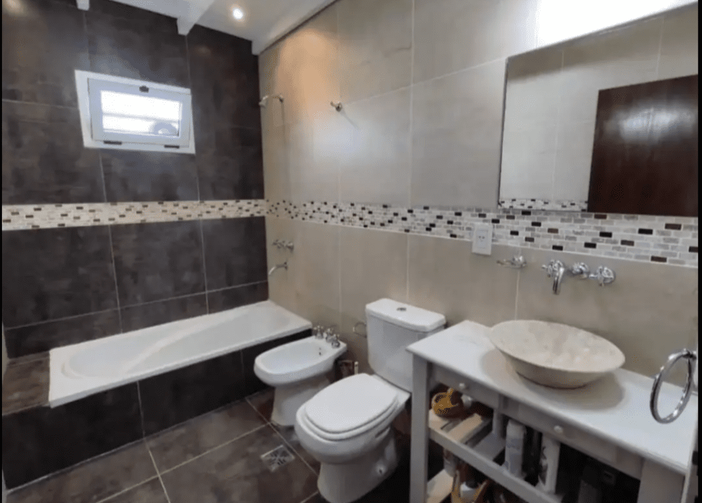 VENDO CASA CON PILETA