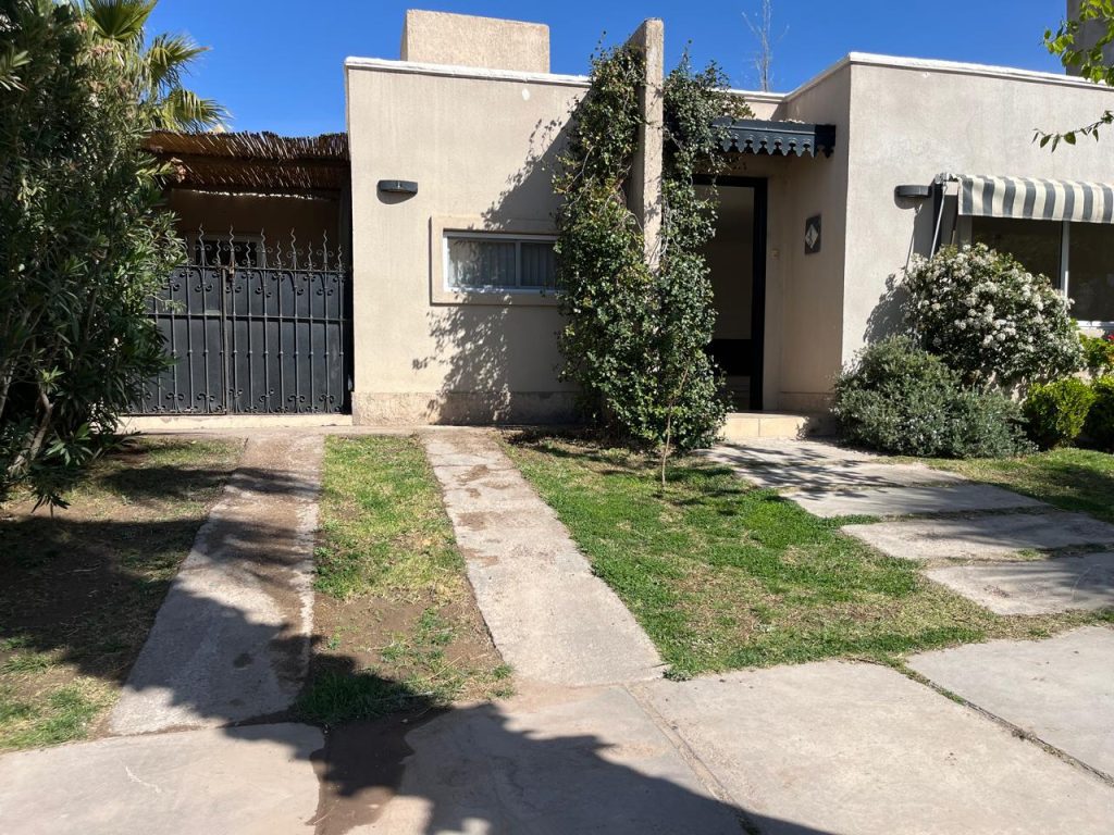 DUEÑO VENDE CASA BARRIO PRIVADO