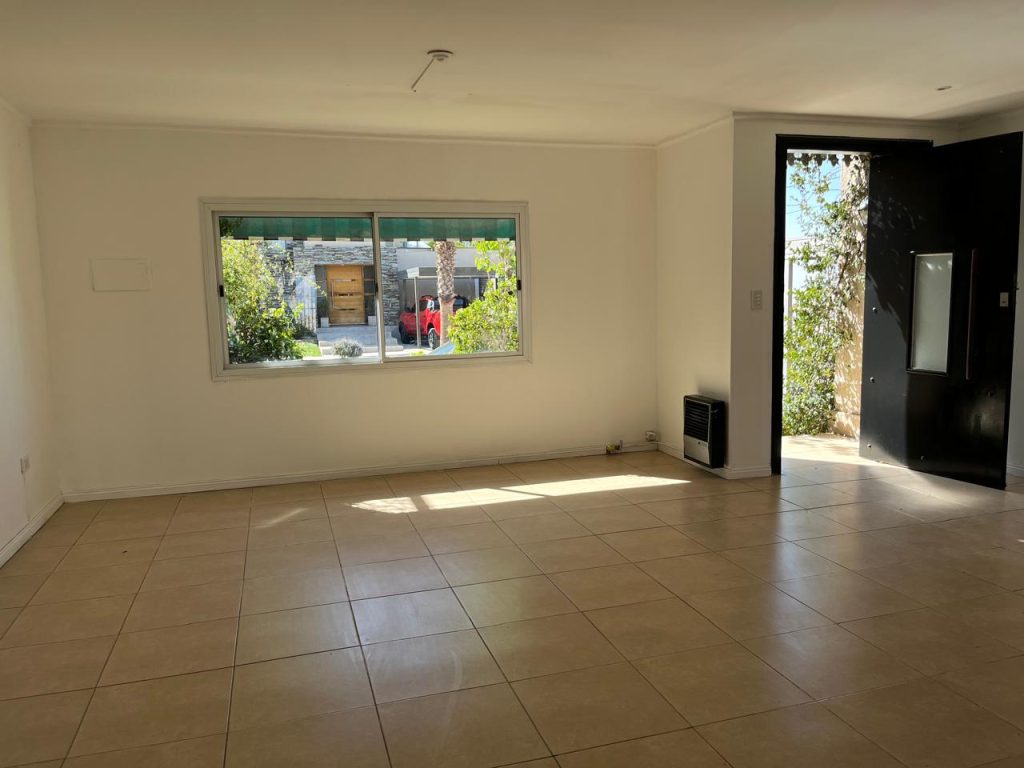 DUEÑO VENDE CASA BARRIO PRIVADO