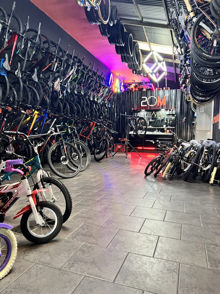 HERMOSA BICICLETERIA EN MATADEROS CON FULL STOCK LISTA PARA TRABAJAR