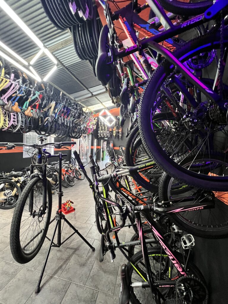 HERMOSA BICICLETERIA EN MATADEROS CON FULL STOCK LISTA PARA TRABAJAR