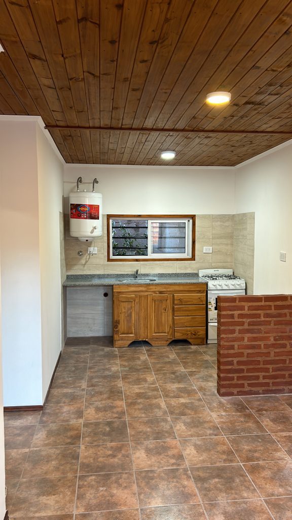 Departamento tipo casa a estrenar. Cochera, parrillas y quincho en predio cerrado con cámaras de seguridad.