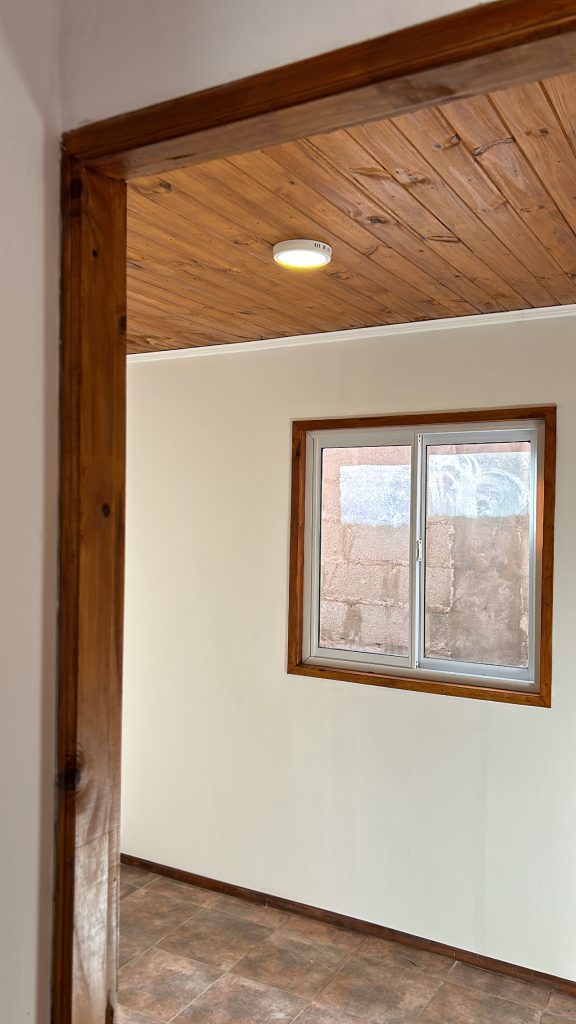 Departamento tipo casa a estrenar. Cochera, parrillas y quincho en predio cerrado con cámaras de seguridad.