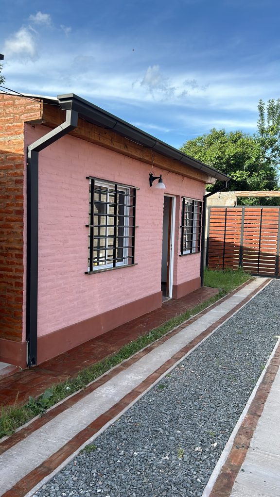 Departamento tipo casa a estrenar. Cochera, parrillas y quincho en predio cerrado con cámaras de seguridad.