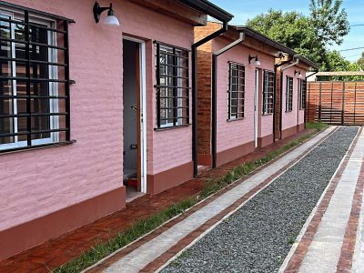 Departamento tipo casa a estrenar. Cochera, parrillas y quincho en predio cerrado con cámaras de seguridad.