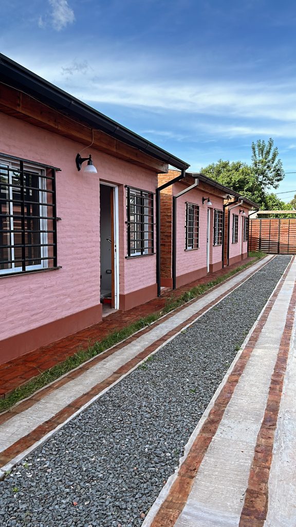 Departamento tipo casa a estrenar. Cochera, parrillas y quincho en predio cerrado con cámaras de seguridad.