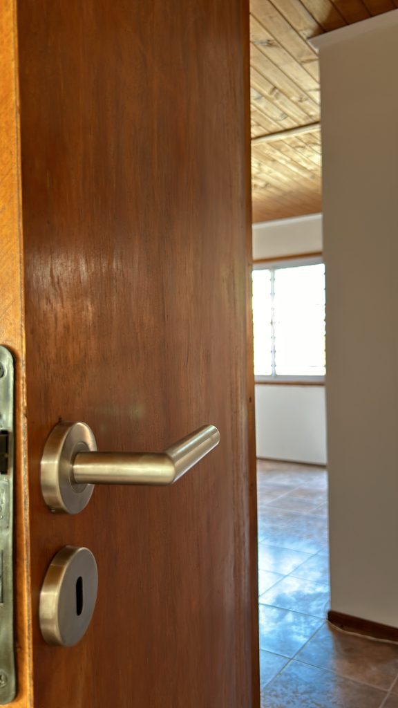 Departamento tipo casa a estrenar. Cochera, parrillas y quincho en predio cerrado con cámaras de seguridad.