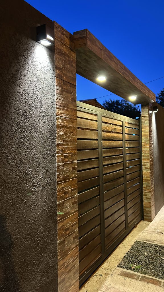 Departamento tipo casa a estrenar. Cochera, parrillas y quincho en predio cerrado con cámaras de seguridad.