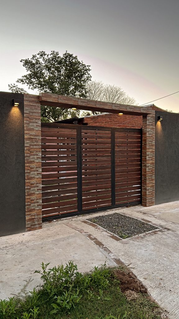 Departamento tipo casa a estrenar. Cochera, parrillas y quincho en predio cerrado con cámaras de seguridad.