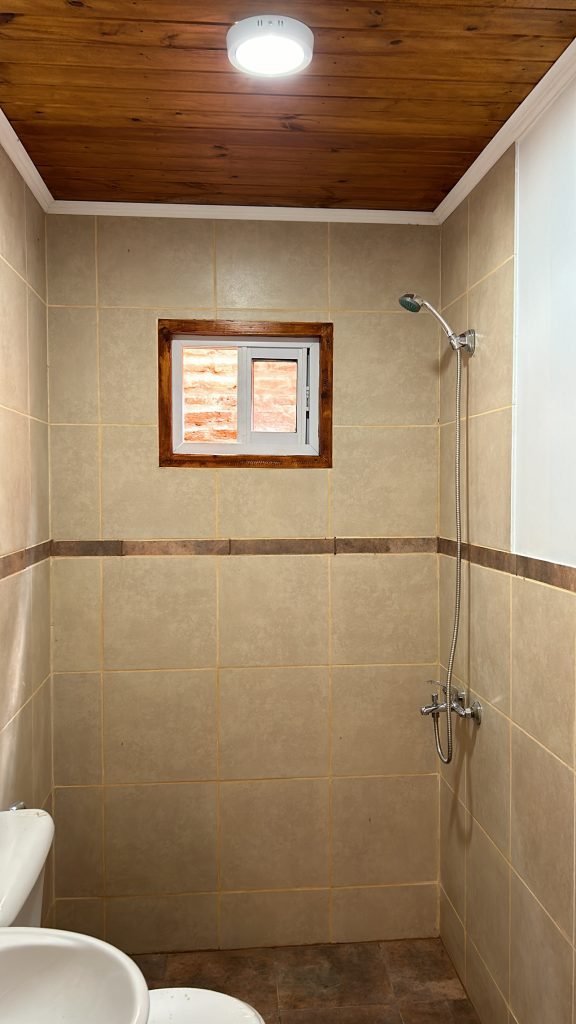 Departamento tipo casa a estrenar. Cochera, parrillas y quincho en predio cerrado con cámaras de seguridad.