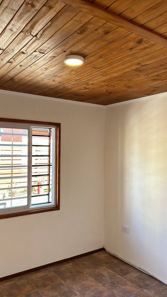 Departamento tipo casa a estrenar. Cochera, parrillas y quincho en predio cerrado con cámaras de seguridad.