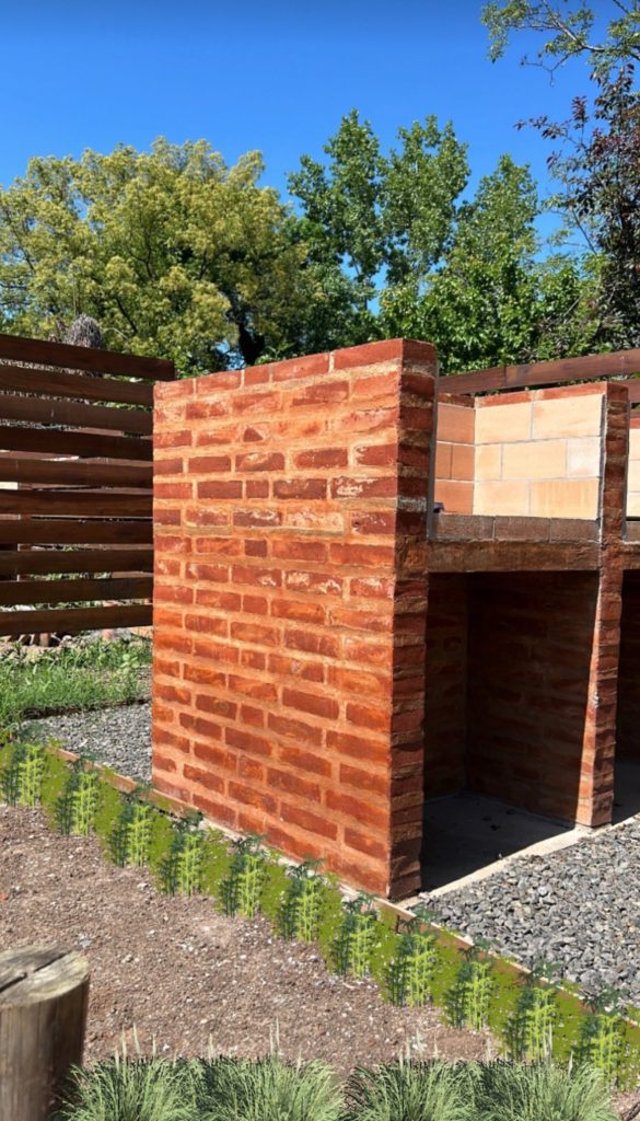 Departamento tipo casa a estrenar. Cochera, parrillas y quincho en predio cerrado con cámaras de seguridad.