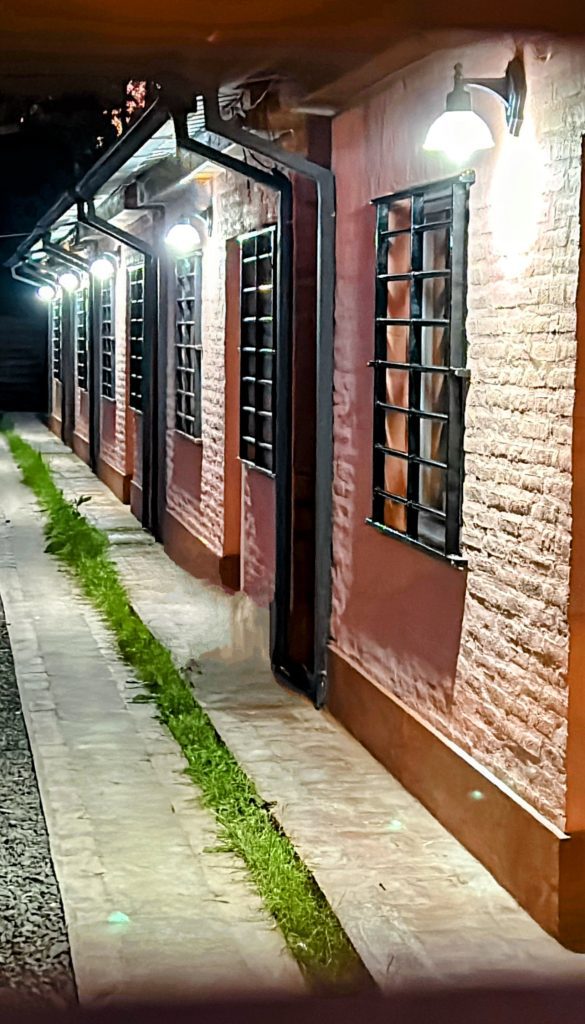 Departamento tipo casa a estrenar. Cochera, parrillas y quincho en predio cerrado con cámaras de seguridad.