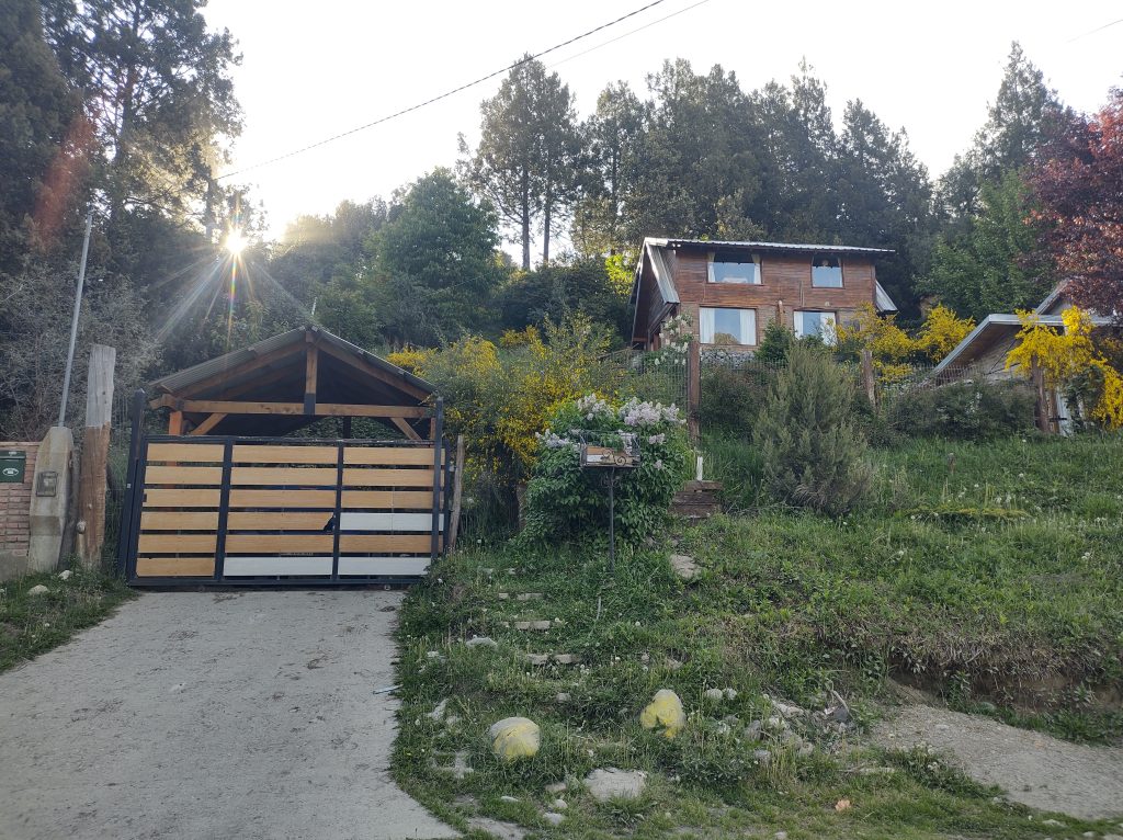 BARILOCHE-DUEÑO VENDE LOTE CON 3 CASAS
