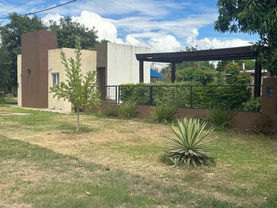 Quincho con 2 dormis,piscina,parrilla horno a leña. Exelente estado!