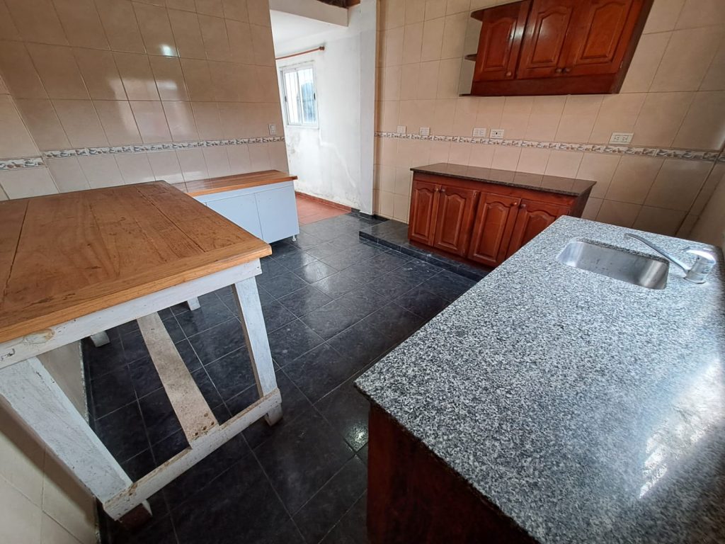 Venta de casa en jose c paz. Céntrico/ precio charlable