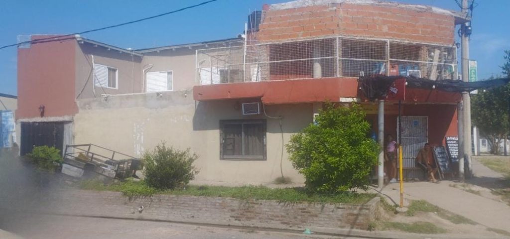 Casa 2 plantas con local