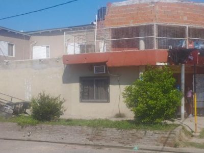 Casa 2 plantas con local