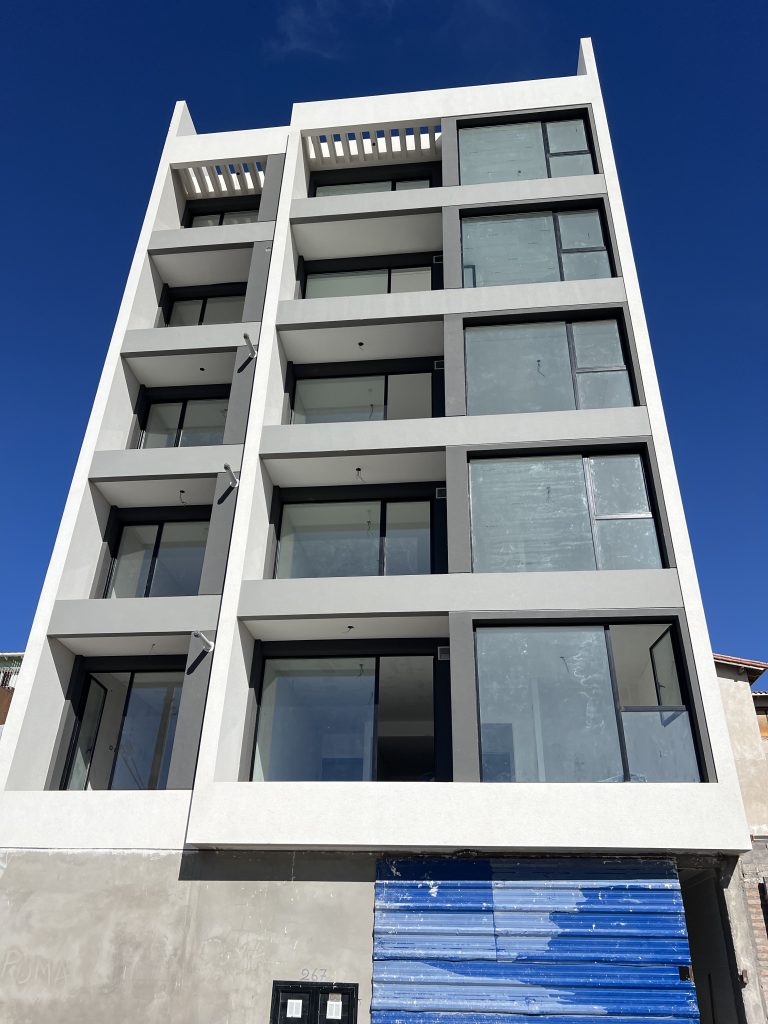 Departamento de tres ambientes en venta con linda vista al mar