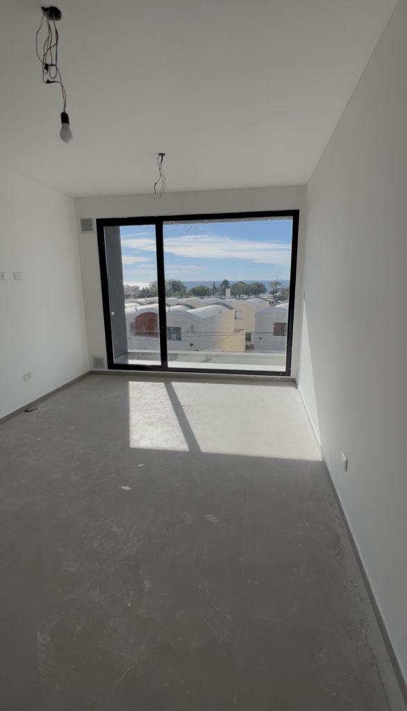 Departamento de tres ambientes en venta con linda vista al mar