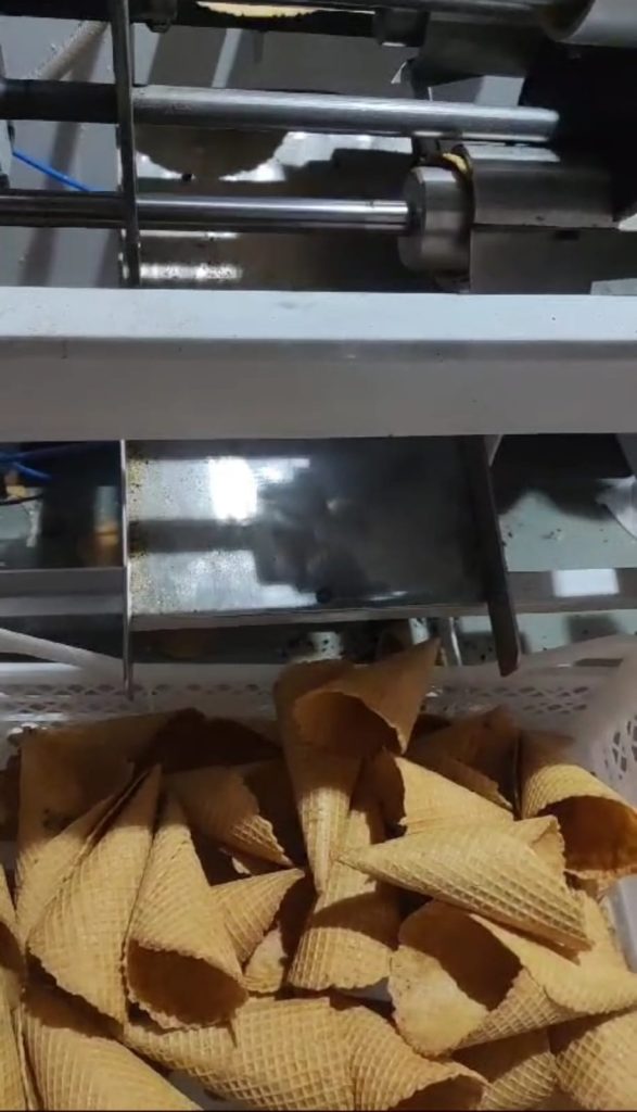 Maquina para fabricar cubanitos, cucuruchos, capelinas, barquillos etc