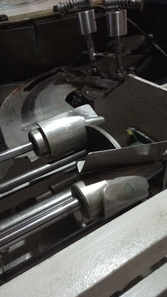 Maquina para fabricar cubanitos, cucuruchos, capelinas, barquillos etc