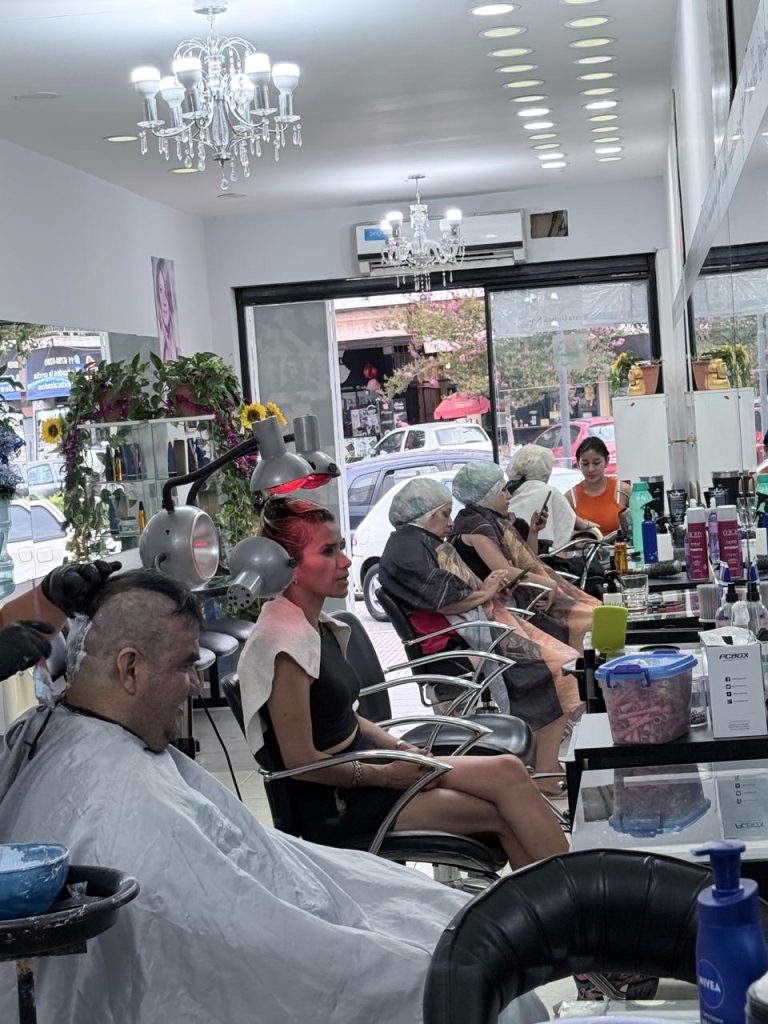 Vendo fondo de comercio , peluquería unisex ,con 7 años de antigüedad.