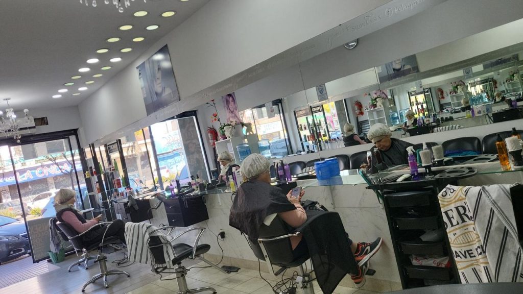 Vendo fondo de comercio , peluquería unisex ,con 7 años de antigüedad.