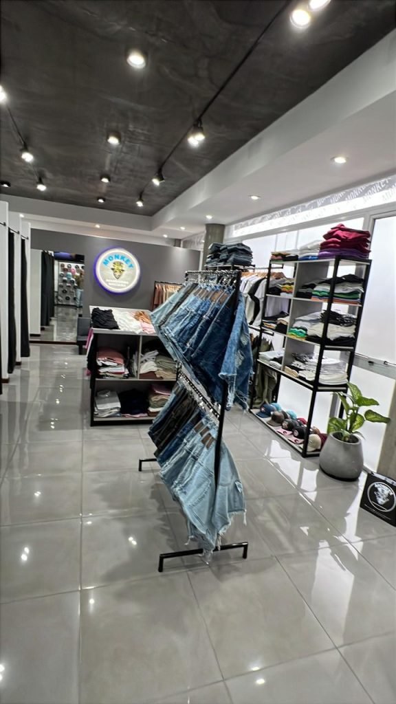 Vendo indumentaria masculina y mobiliario