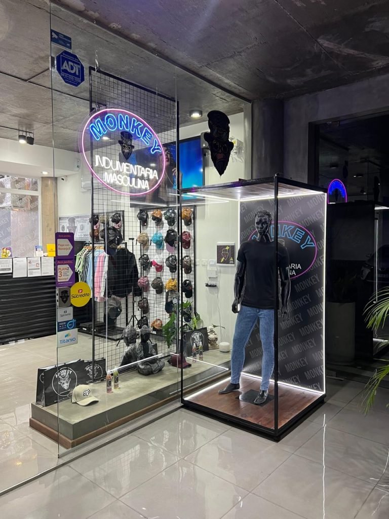 Vendo indumentaria masculina y mobiliario