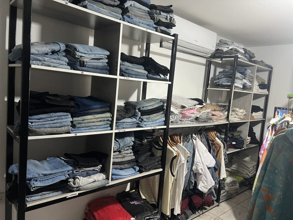 Vendo indumentaria masculina y mobiliario