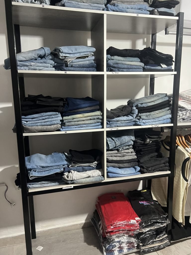 Vendo indumentaria masculina y mobiliario